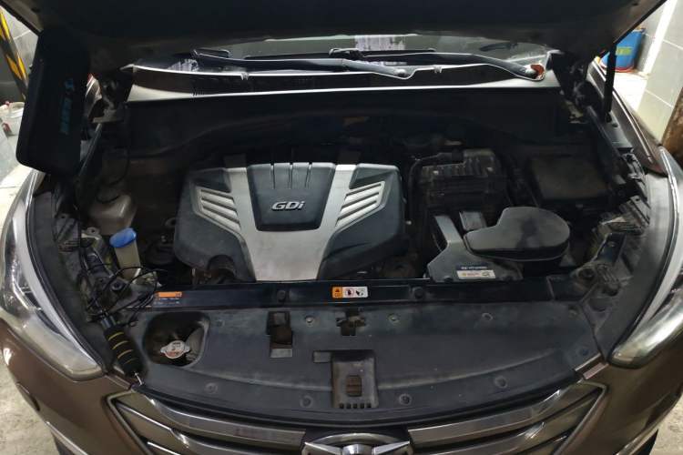 Used Hyundai Santa Fe Classic 2013 3.0L 4x4 Premium Edition 7-Seater Euro IV Engine Bay