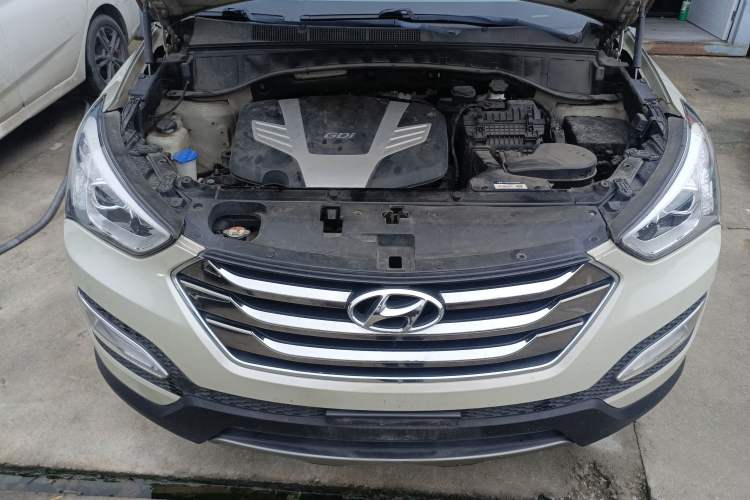 Used Hyundai Santa Fe Classic 2013 3.0L 4x4 Comfort Edition with Navigation 7 Seats Euro IV Engine Bay