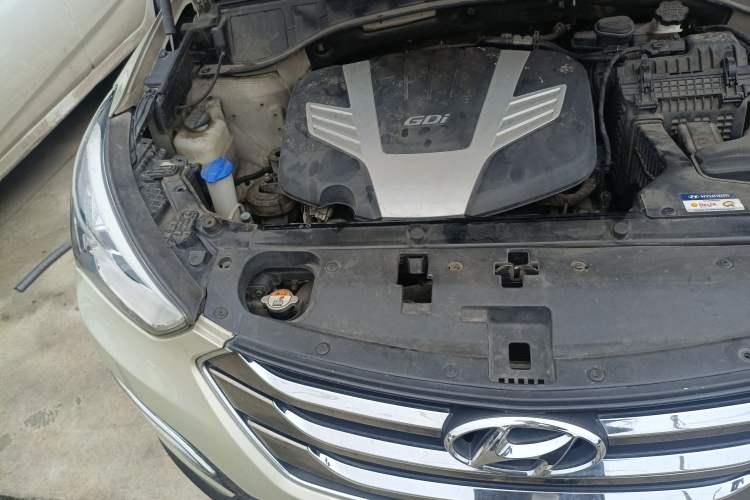 Used Hyundai Santa Fe Classic 2013 3.0L 4x4 Comfort Edition with Navigation 7 Seats Euro IV Engine Bay Right