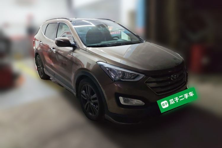 Used Hyundai Santa Fe Classic 2013 3.0L 4x4 Premium Edition 7-Seater Euro IV Front Right 45 Deg