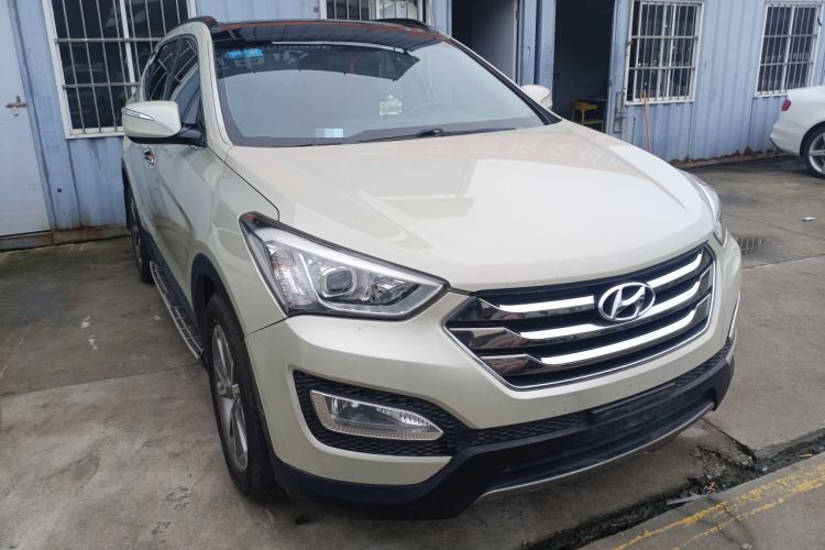 Used Hyundai Santa Fe Classic 2013 3.0L 4x4 Comfort Edition with Navigation 7 Seats Euro IV Front Right 45 Deg