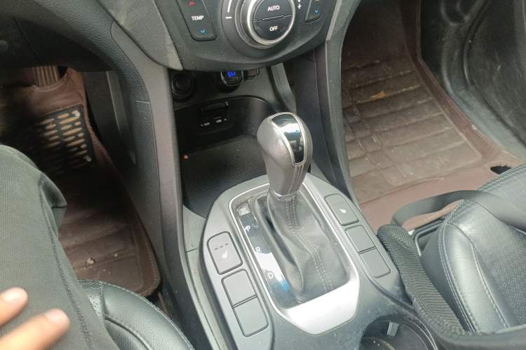 Used Hyundai Santa Fe Classic 2013 3.0L 4x4 Comfort Edition with Navigation 7 Seats Euro IV Gear Lever