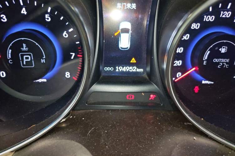 Used Hyundai Santa Fe Classic 2013 3.0L 4x4 Premium Edition 7-Seater Euro IV Odometer Close Up