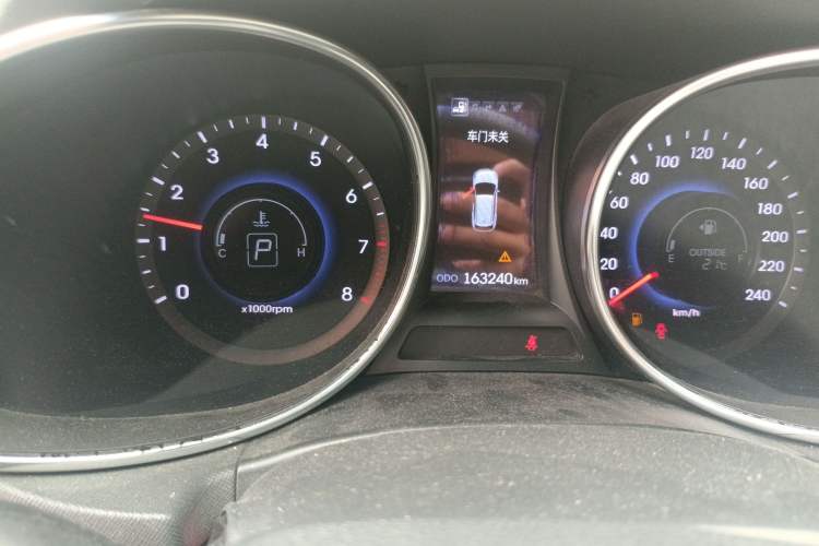Used Hyundai Santa Fe Classic 2013 3.0L 4x4 Comfort Edition with Navigation 7 Seats Euro IV Odometer Close Up