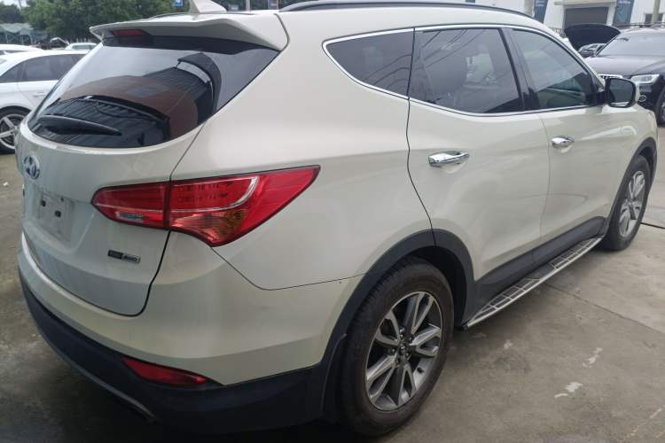 Used Hyundai Santa Fe Classic 2013 3.0L 4x4 Comfort Edition with Navigation 7 Seats Euro IV Rear Right 45 Deg