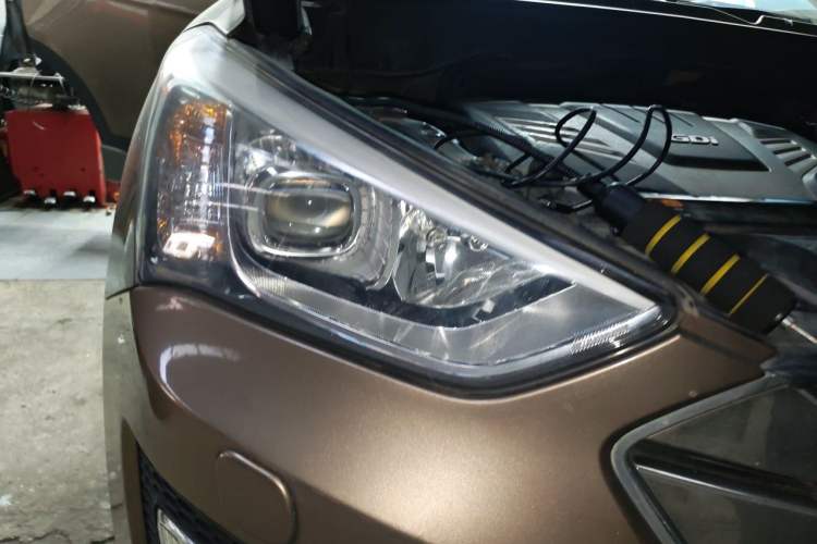 Used Hyundai Santa Fe Classic 2013 3.0L 4x4 Premium Edition 7-Seater Euro IV Right Front Headlight
