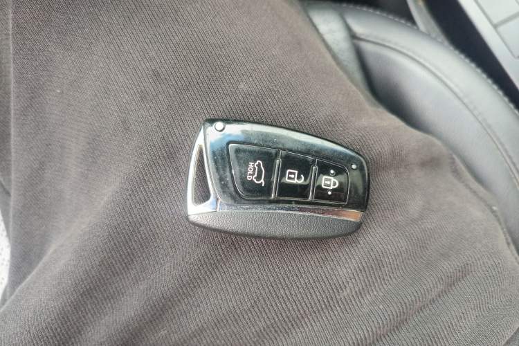 Used Hyundai Santa Fe Classic 2013 3.0L 4x4 Comfort Edition with Navigation 7 Seats Euro IV Vehicle Key