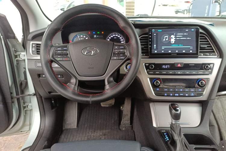 Used Hyundai Sonata 2016 2.0L Hybrid HL Luxury Version Center Console