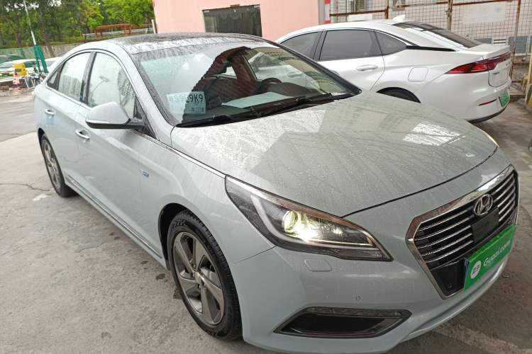 Used Hyundai Sonata 2016 2.0L Hybrid HL Luxury Version Front Right 45 Deg