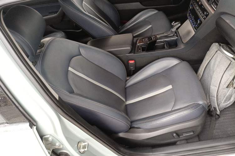 Used Hyundai Sonata 2016 2.0L Hybrid HL Luxury Version Right Front Seat