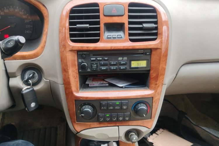 Used Hyundai Sonata 2004 2.0L Manual Standard Edition Audio And AC Panel