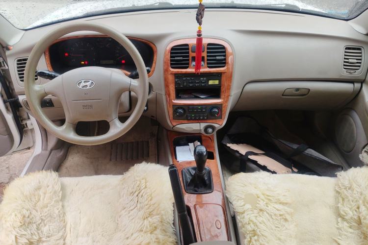 Used Hyundai Sonata 2004 2.0L Manual Standard Edition Center Console