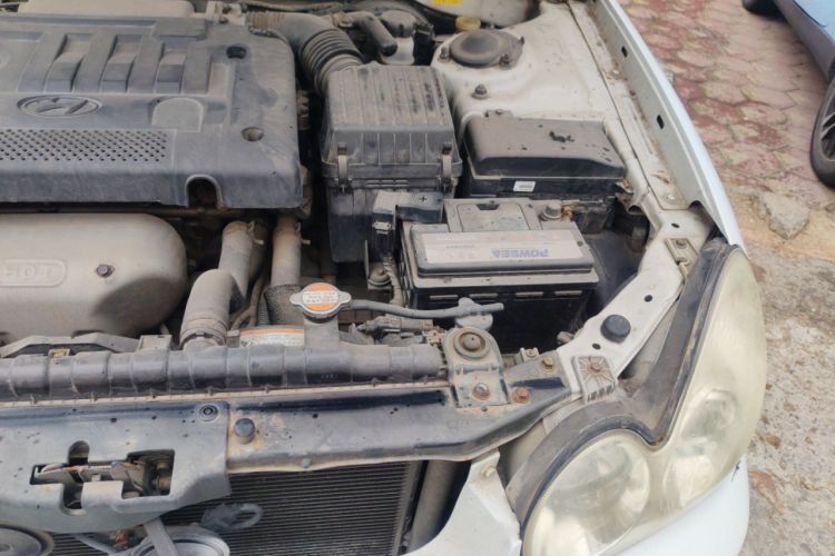 Used Hyundai Sonata 2004 2.0L Manual Standard Edition Engine Bay Left