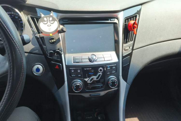 Used Hyundai Sonata 2011 2.0L Automatic Luxury Edition Audio And AC Panel