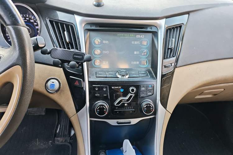 Used Hyundai Sonata 2011 2.0L Automatic Luxury Edition Audio And AC Panel
