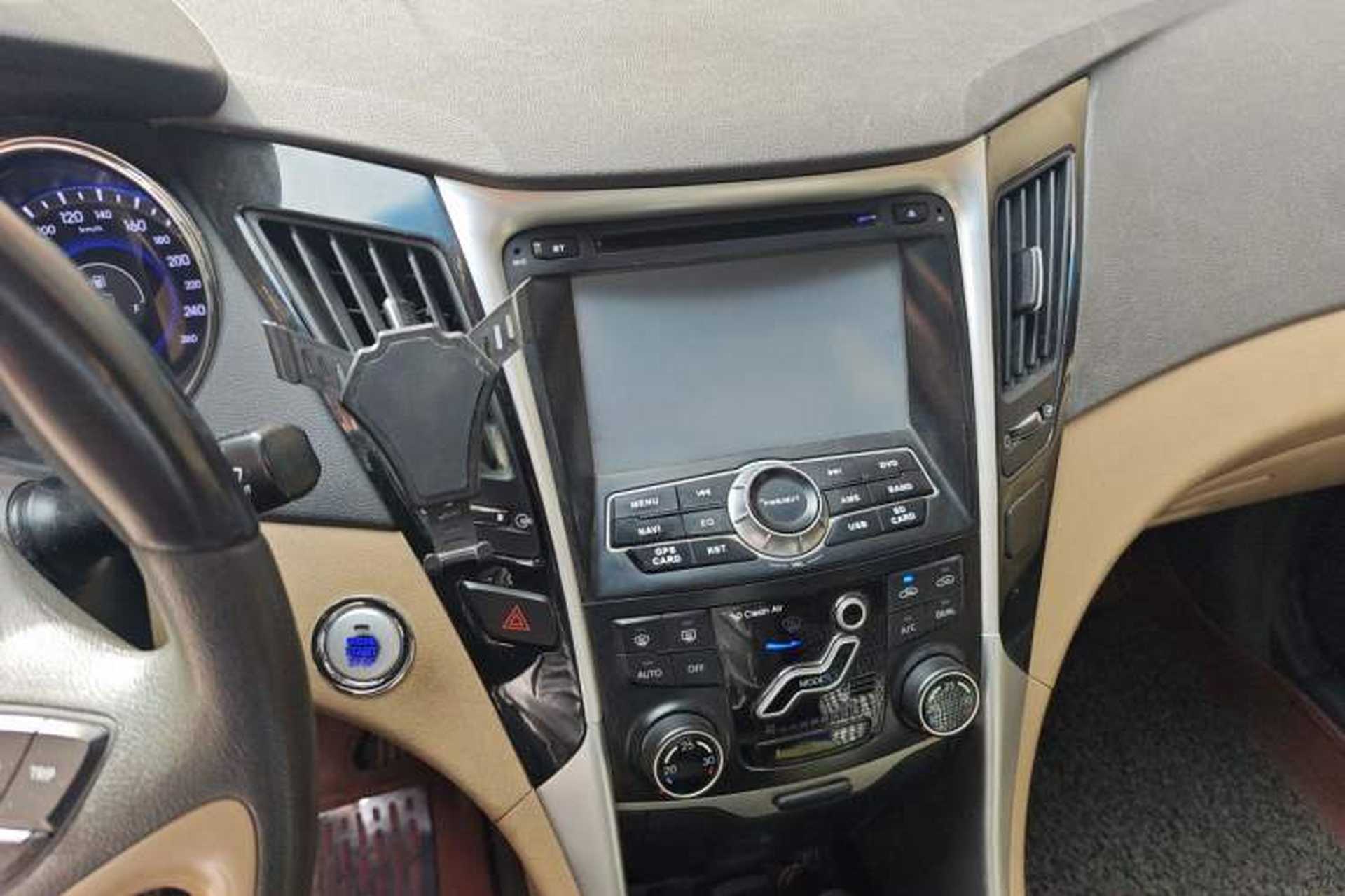 Used Hyundai Sonata 2011 2.0L Automatic Luxury Edition Audio And AC Panel