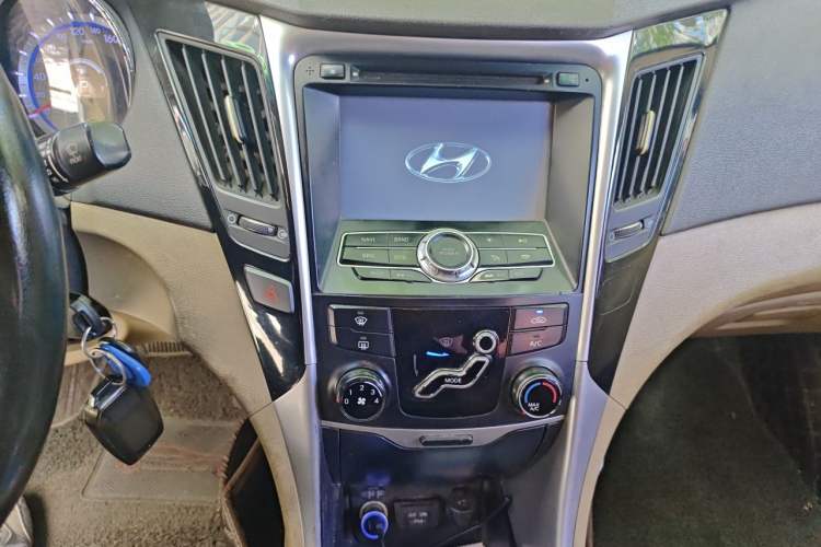 Used Hyundai Sonata 2011 2.0L Automatic Fashion Edition Audio And AC Panel