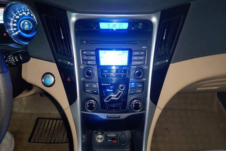 Used Hyundai Sonata 2011 2.0L Automatic Luxury Edition Audio And AC Panel