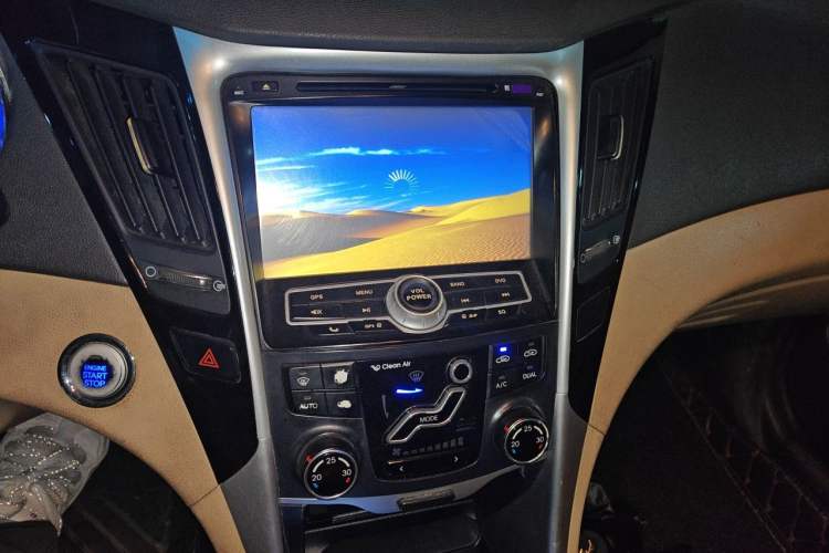 Used Hyundai Sonata 2011 2.0L Automatic Luxury Edition Audio And AC Panel