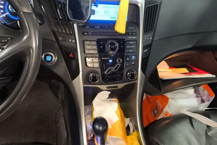 Used Hyundai Sonata 2011 2.0L Automatic Prestige Edition Audio And AC Panel