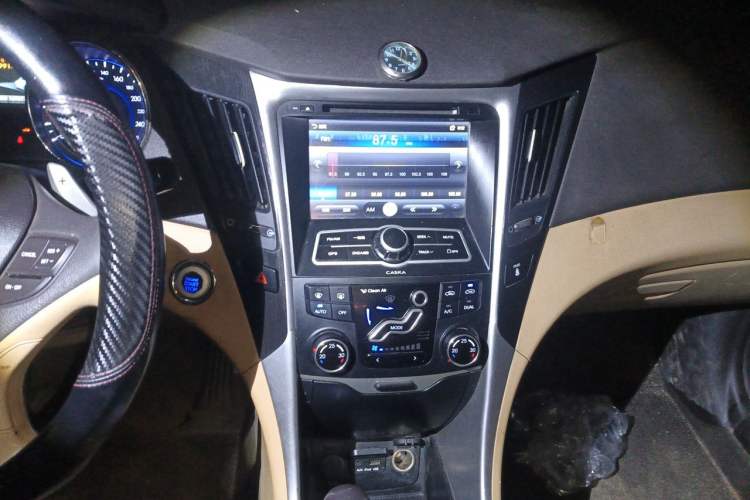 Used Hyundai Sonata 2011 2.0L Automatic Luxury Edition Audio And AC Panel