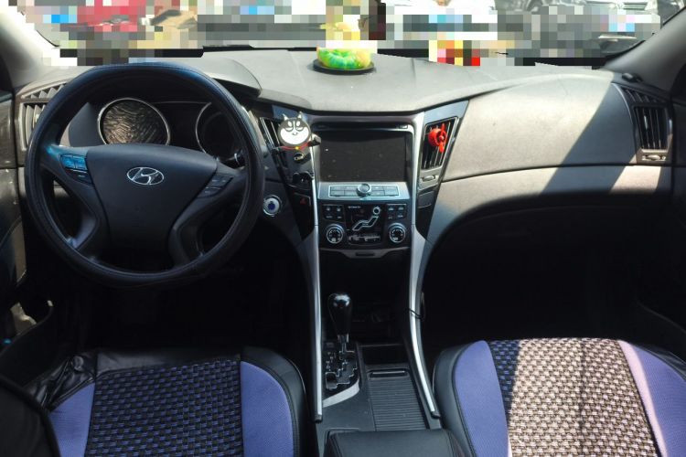 Used Hyundai Sonata 2011 2.0L Automatic Luxury Edition Center Console