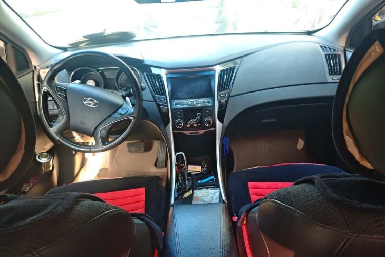 Used Hyundai Sonata 2011 2.0L Automatic Fashion Edition Center Console