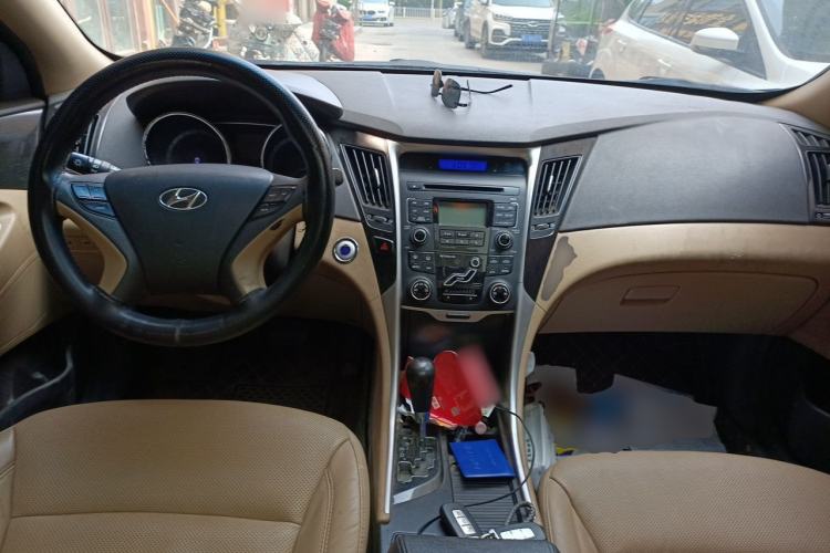Used Hyundai Sonata 2011 2.0L Automatic Luxury Edition Center Console
