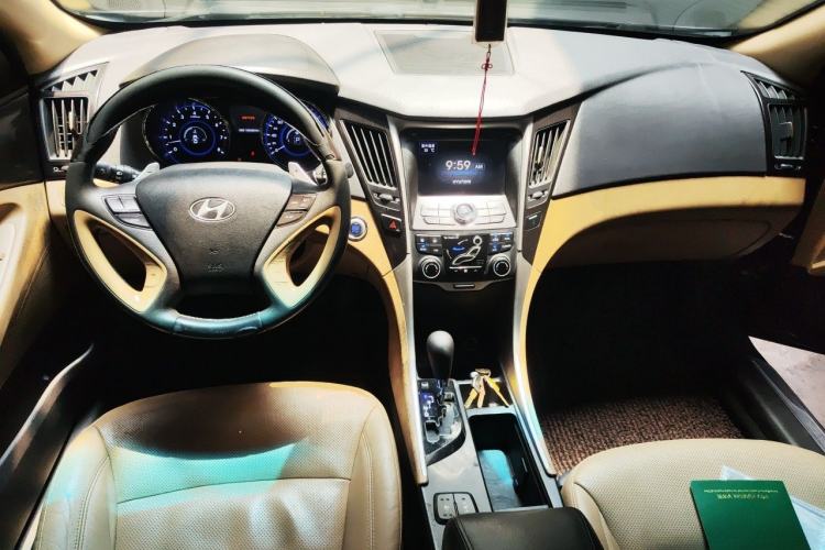 Used Hyundai Sonata 2011 2.4L Automatic Top-Tier Version Center Console