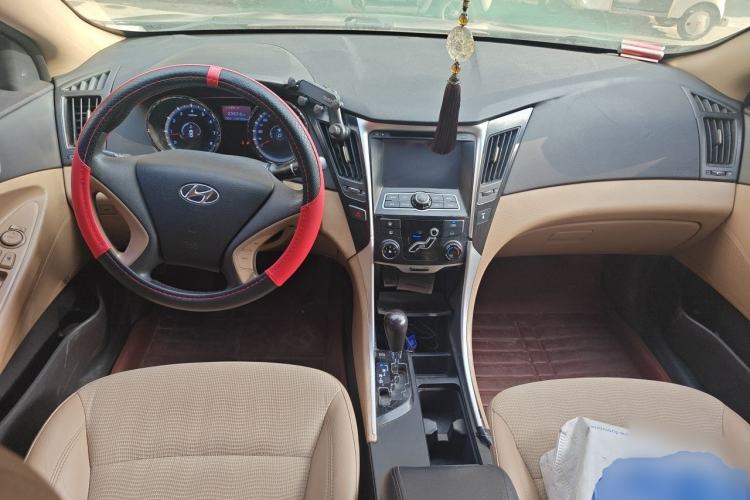 Used Hyundai Sonata 2011 2.0L Automatic Fashion Edition Center Console