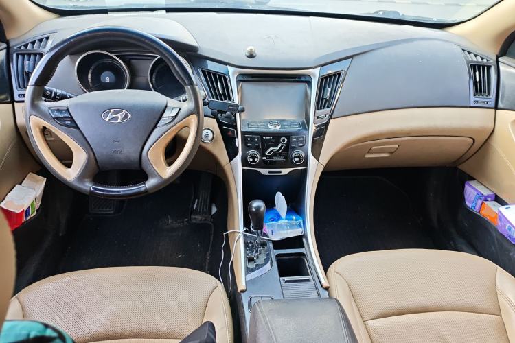 Used Hyundai Sonata 2011 2.0L Automatic Luxury Edition Center Console
