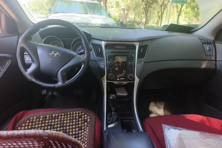 Used Hyundai Sonata 2011 2.0L Automatic Fashion Edition Center Console