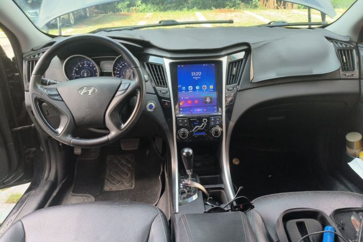 Used Hyundai Sonata 2011 2.0L Automatic Luxury Edition Center Console