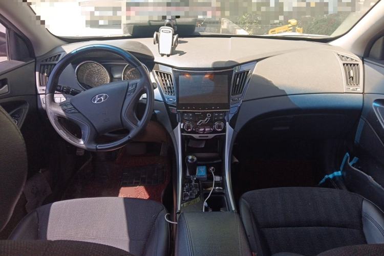 Used Hyundai Sonata 2011 2.0L Automatic Leading Edition Center Console