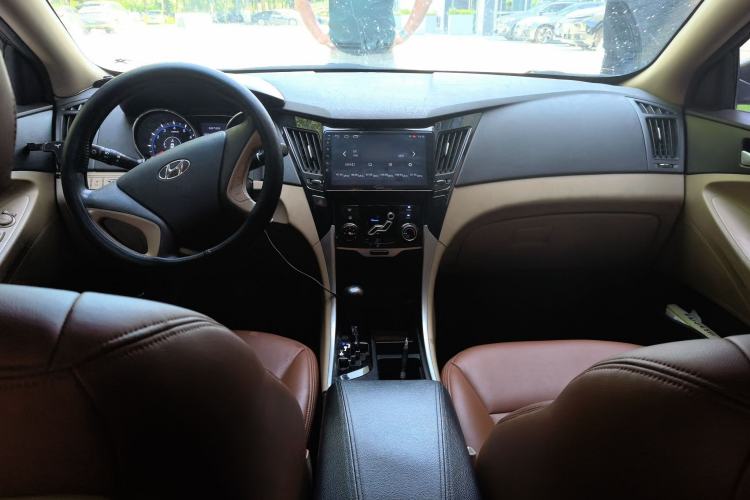 Used Hyundai Sonata 2011 2.0L Automatic Fashion Edition Center Console