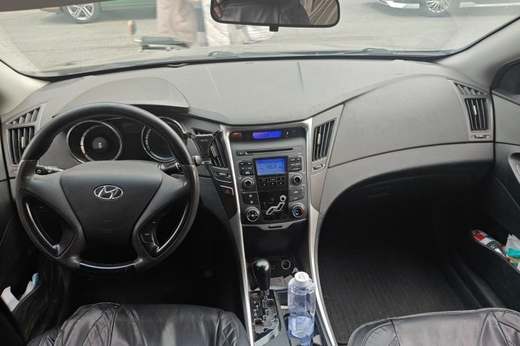 Used Hyundai Sonata 2011 2.0L Automatic Fashion Edition Center Console