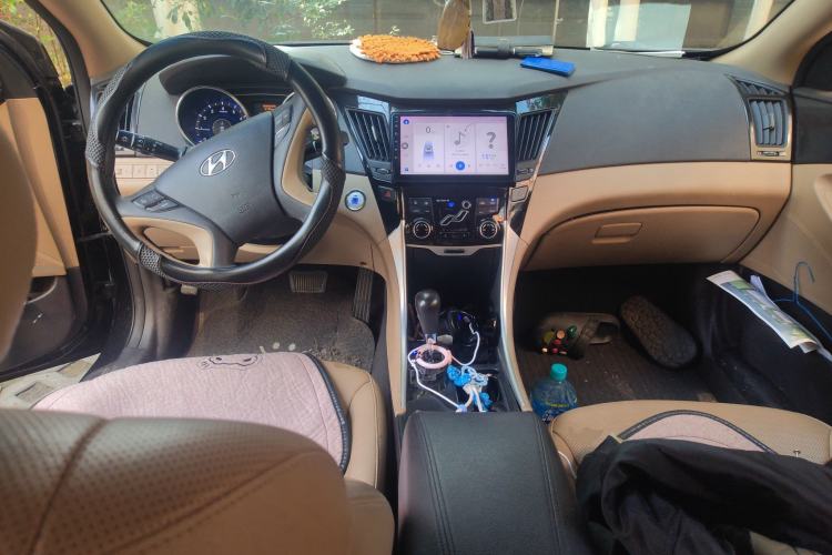 Used Hyundai Sonata 2011 2.0L Automatic Luxury Edition Center Console