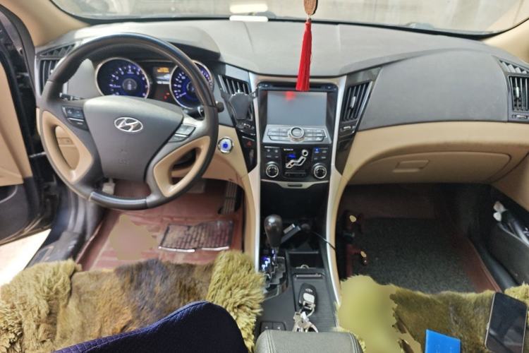 Used Hyundai Sonata 2011 2.0L Automatic Luxury Edition Center Console
