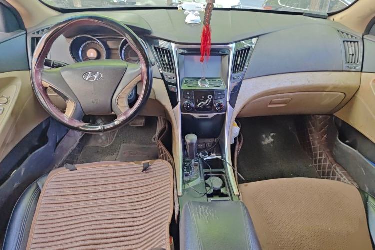 Used Hyundai Sonata 2011 2.0L Automatic Fashion Edition Center Console
