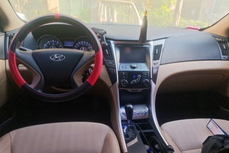 Used Hyundai Sonata 2011 2.0L Automatic Fashion Edition Center Console
