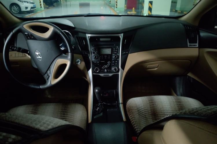 Used Hyundai Sonata 2011 2.0L Automatic Luxury Edition Center Console