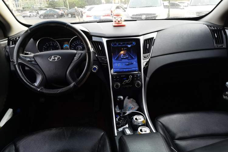 Used Hyundai Sonata 2011 2.0L Automatic Luxury Edition Center Console
