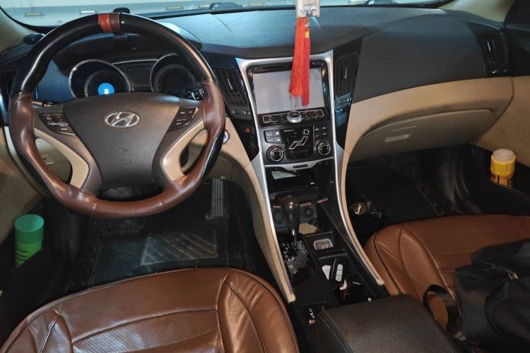 Used Hyundai Sonata 2011 2.0L Automatic Luxury Edition Center Console