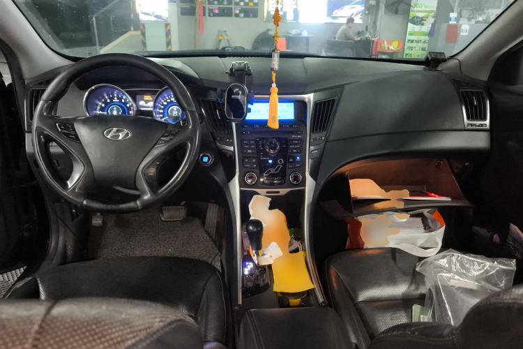 Used Hyundai Sonata 2011 2.0L Automatic Prestige Edition Center Console