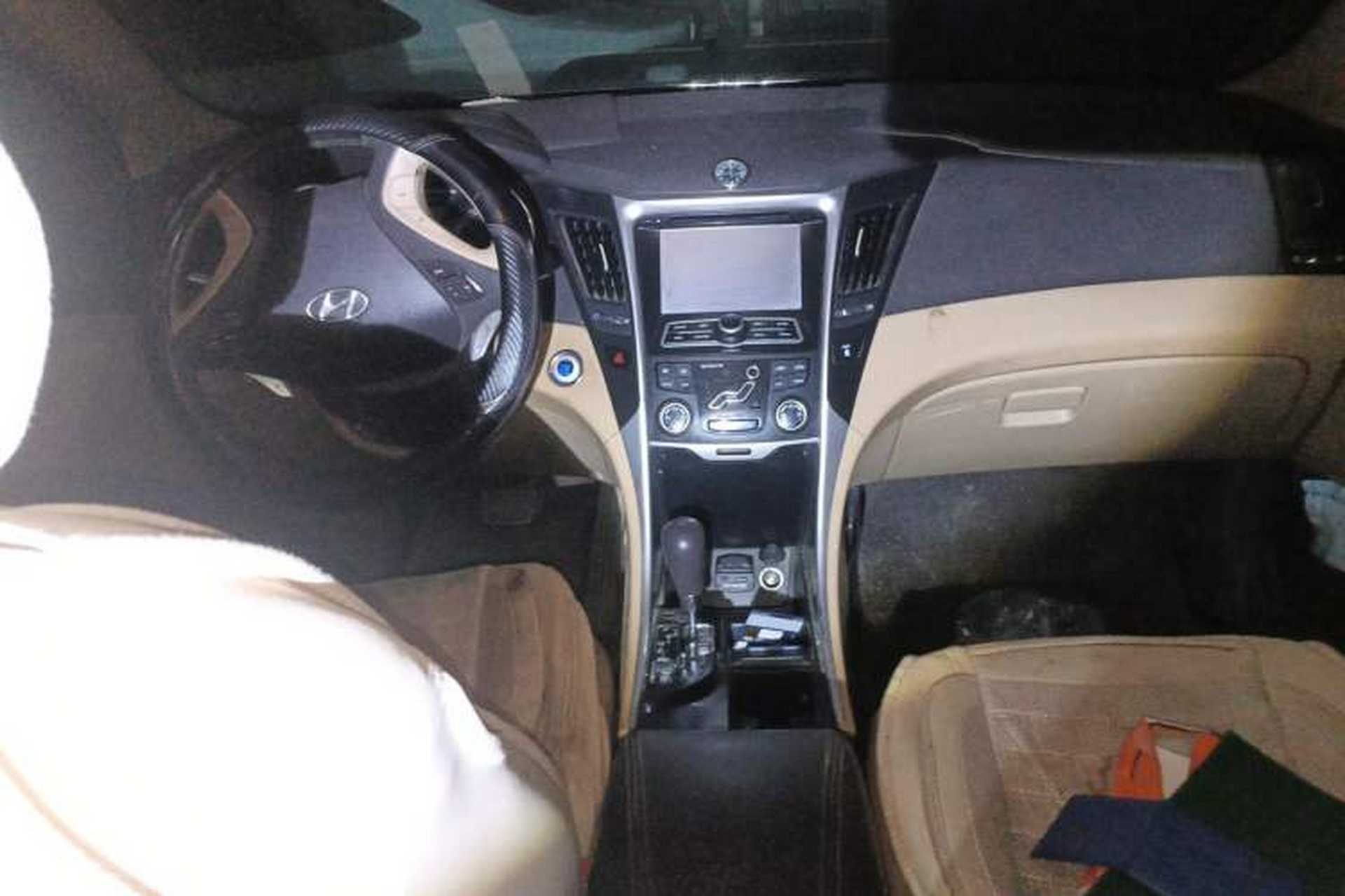 Used Hyundai Sonata 2011 2.0L Automatic Luxury Edition Center Console