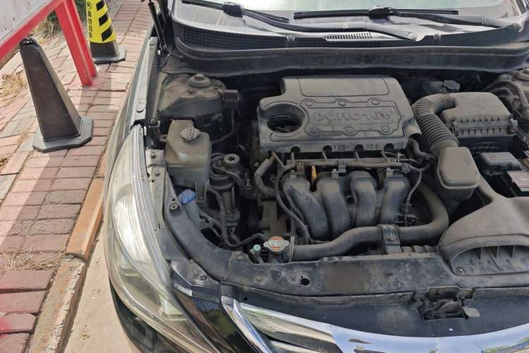 Used Hyundai Sonata 2011 2.4L Automatic Top-Tier Version Engine Bay Right