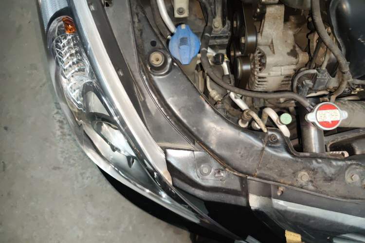 Used Hyundai Sonata 2011 2.4L Automatic Top-Tier Version Engine Bay Right