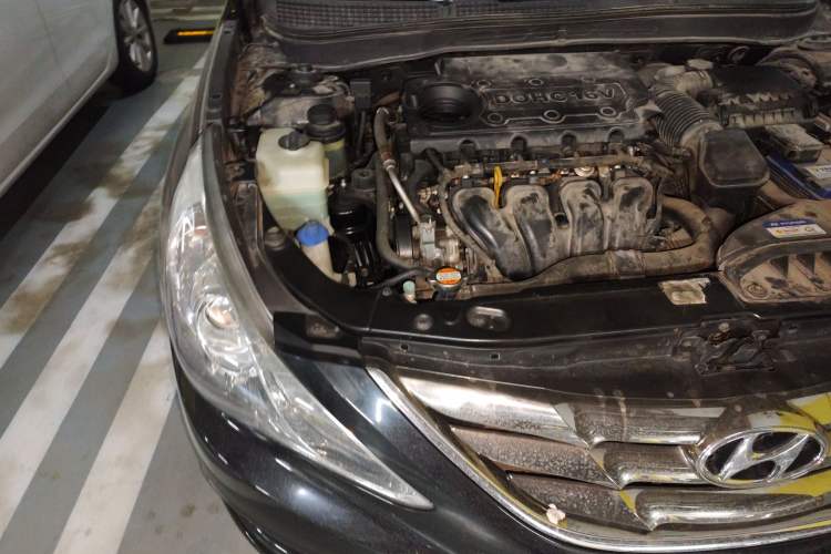 Used Hyundai Sonata 2011 2.0L Automatic Fashion Edition Engine Bay Right