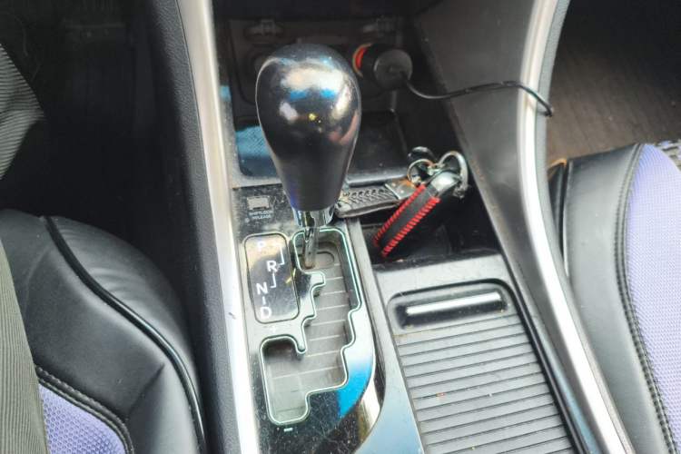 Used Hyundai Sonata 2011 2.0L Automatic Luxury Edition Gear Lever