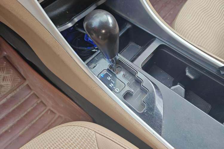 Used Hyundai Sonata 2011 2.0L Automatic Fashion Edition Gear Lever